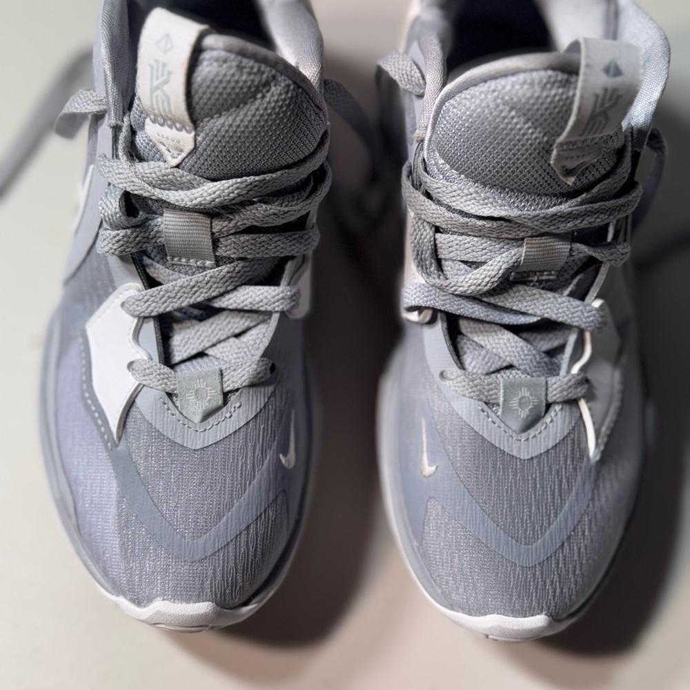 👟 Nike Kyrie Basketball Shoes – Gray

Men’s Size: US 5.5 - Picture 3 of 13